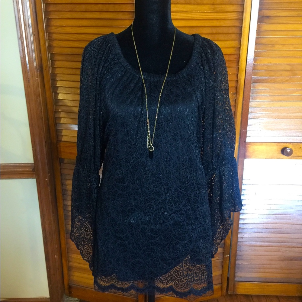 Karen Kane Black lace bell sleeves top 👚